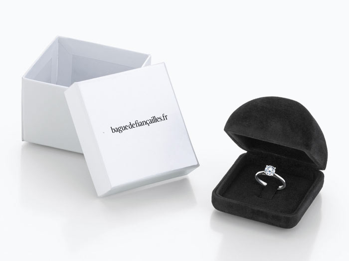 Une bague de fiançailles élégamment emballée dans son écrin noir