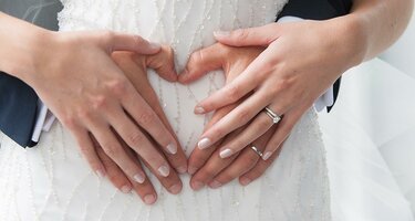 Faut-il porter sa bague de fiançailles lors du mariage ?