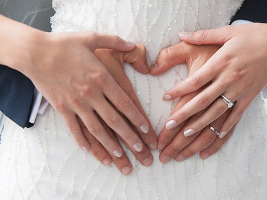 Porter la bague de fiançailles au mariage?