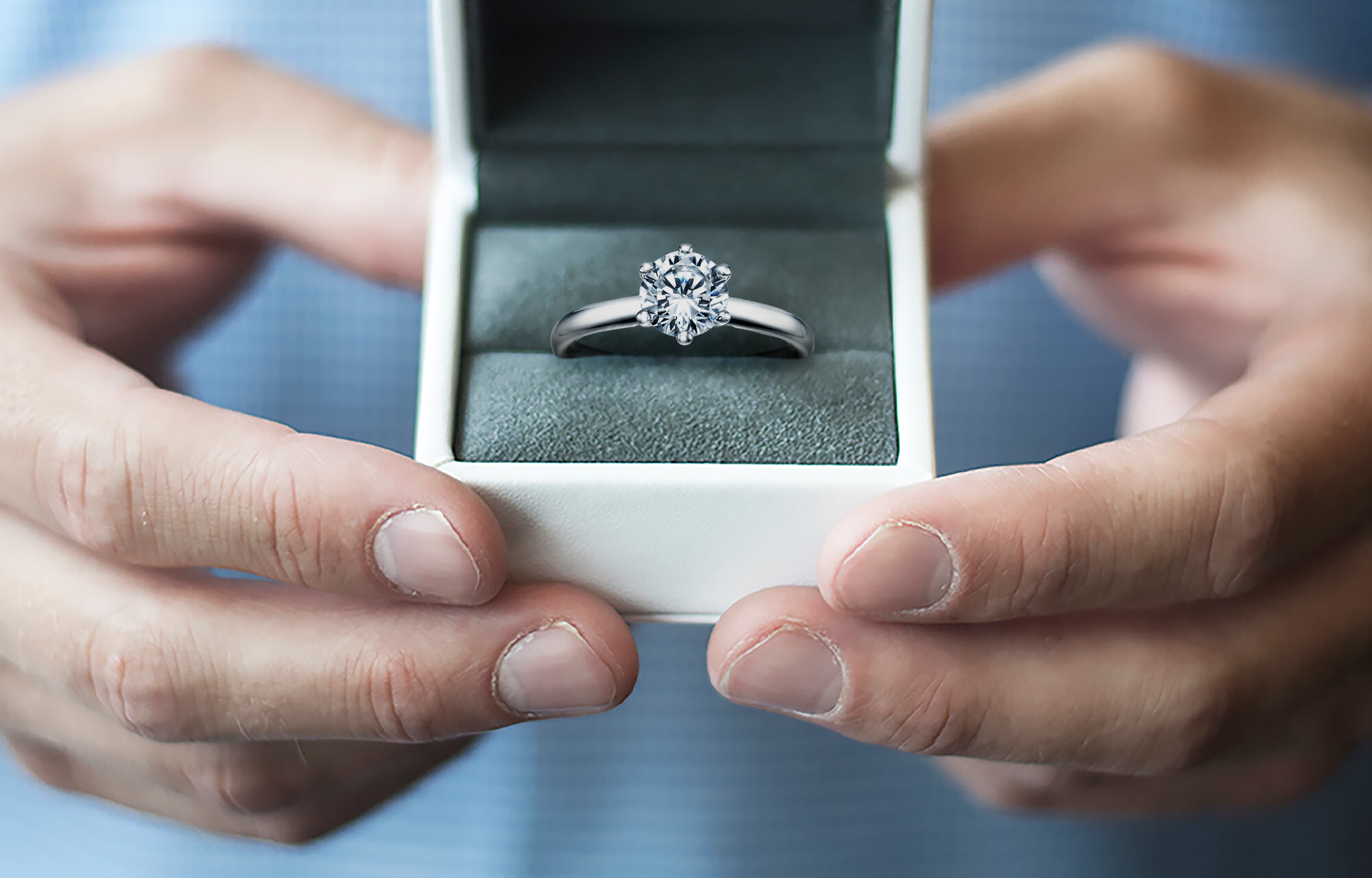 Bague de fiançailles : signification, tradition et histoire. Image symbolique : bague de fiançailles dans un joli écrin