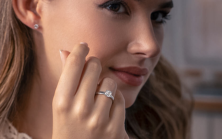 La bague de fiançailles classique sertie d'un seul diamant