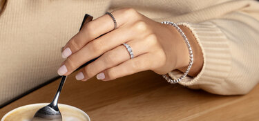 Modèles comportant plus d'un diamant, à porter comme bague de fiançailles puis comme bague d'appoint après le mariage