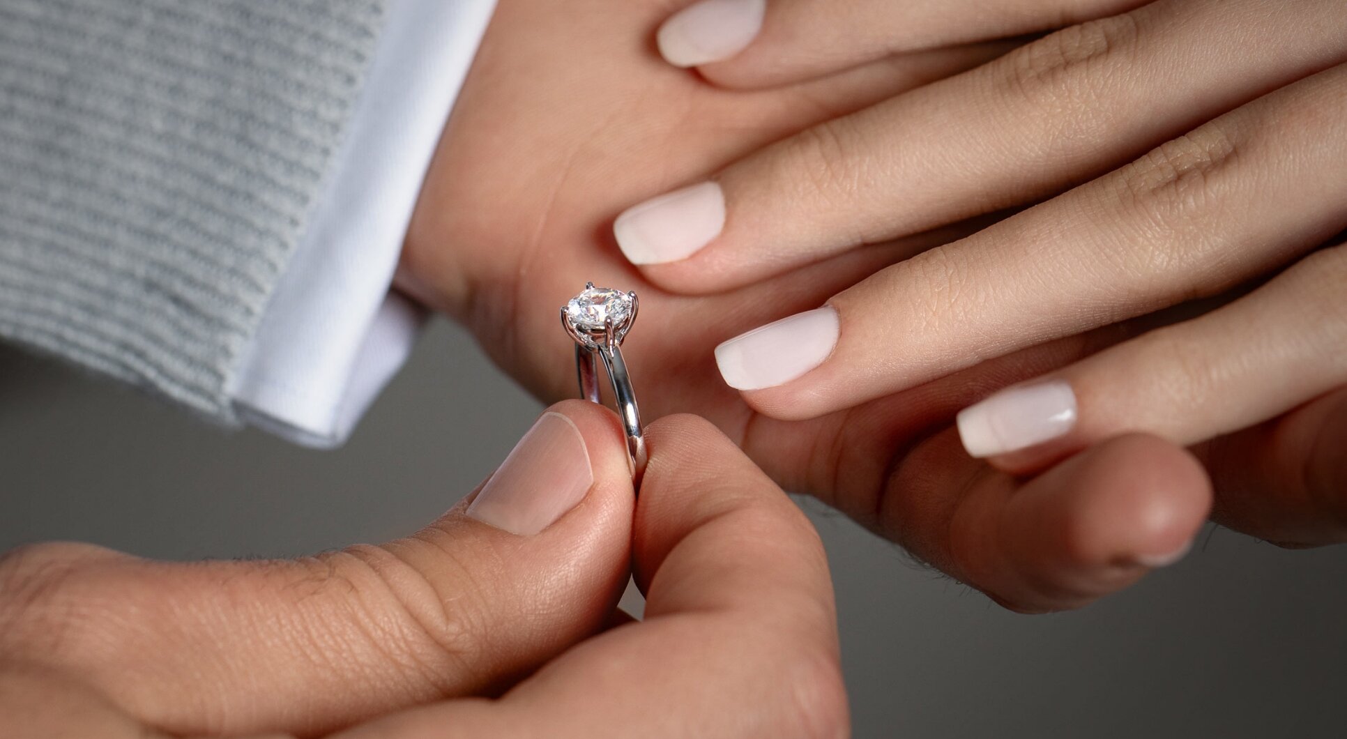 Bague de fiançailles Compass sertie d'un diamant, fabriquée à la main dans notre atelier pour les fiançailles mai 2024