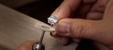 Sertissage classique à griffes sur la bague de fiançailles « The One »