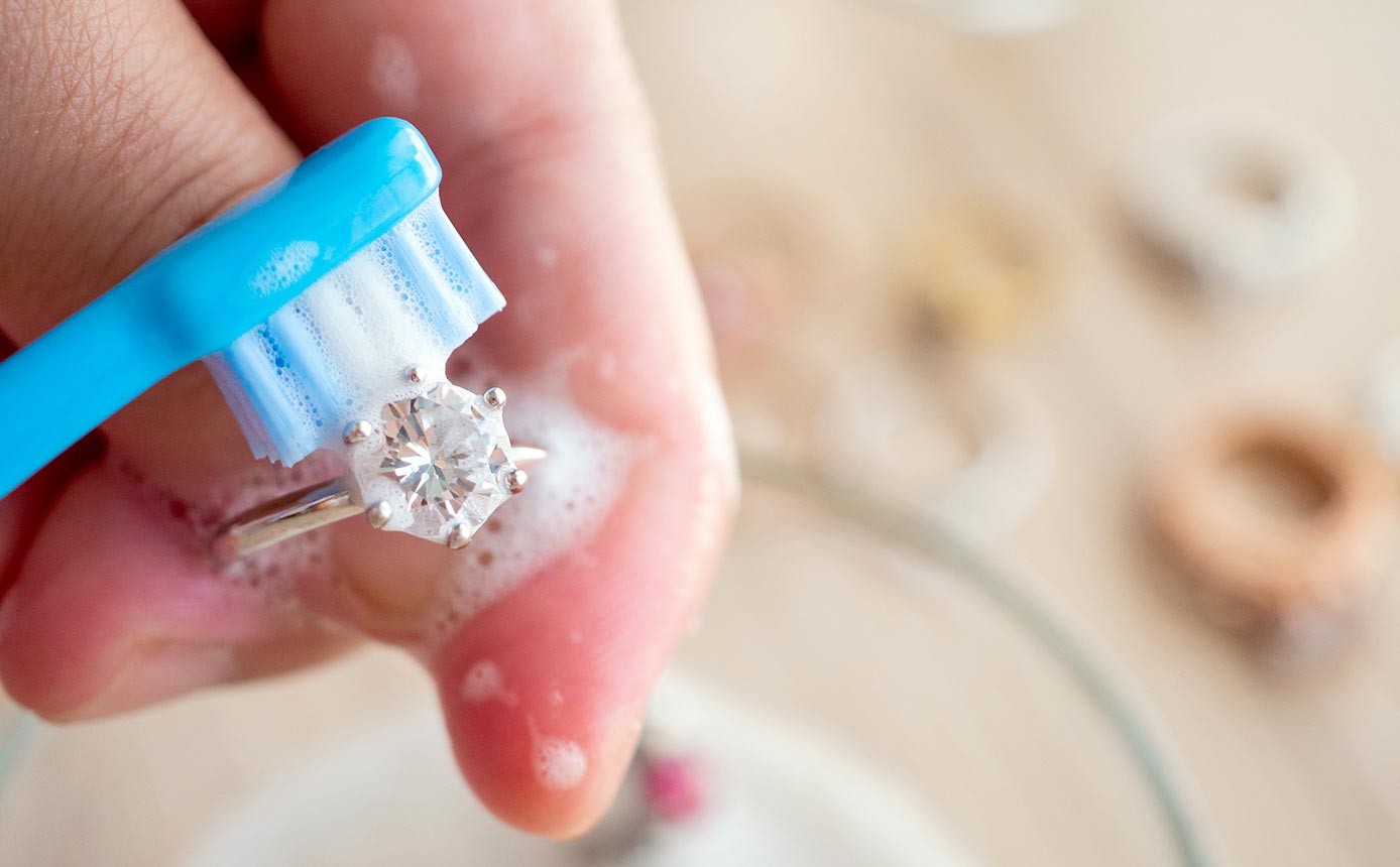 Nettoyer les bijoux avec une brosse à dents