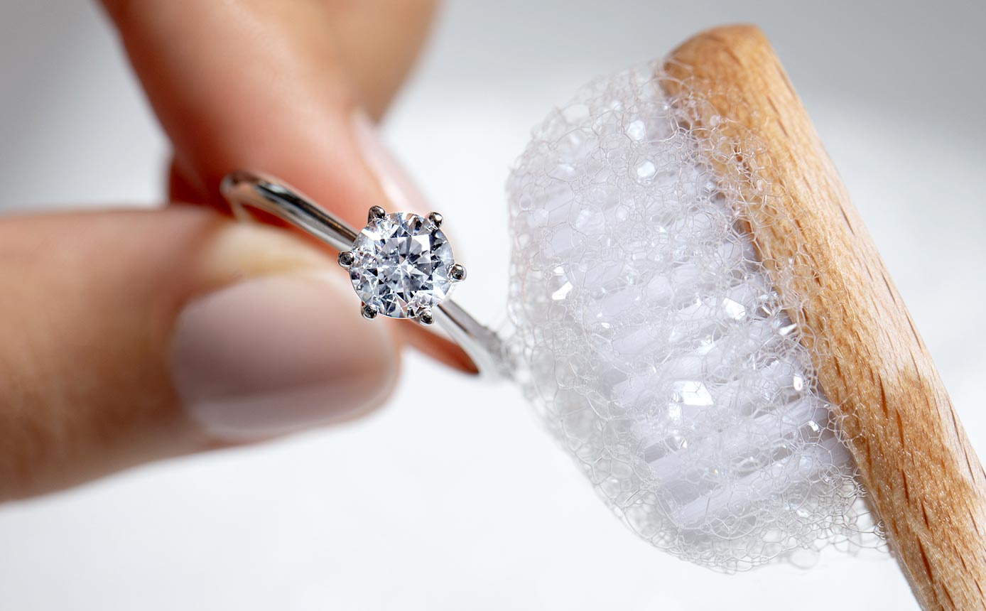 Nettoyer les bijoux avec une brosse à dents