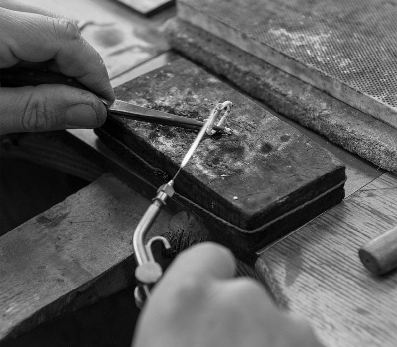 diamant, sertissure de diamant, serti, bijou, bijoux, fabrication de bijou, bijou avec diamant, manufacture, bague de fiançailles Diamant, monture du diamant, monteur, bijoux, production de bijoux, bijoux avec diamants, manufacture, bague de fiançailles