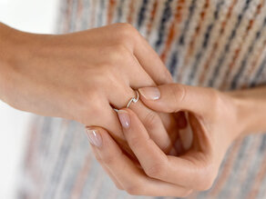 Bague de fiançailles Twist Petite dans 14K or jaune avec diamant 0,09ct G/SI