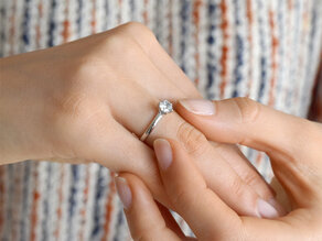 Bague de fiançailles Melody en 18K or blanc avec diamant 2,50ct G/VS