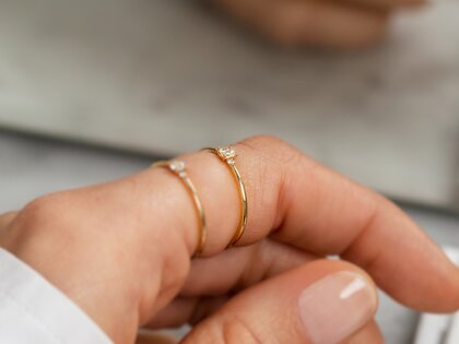 Bague de fiançailles Vivid Petite Emerald Cut en or jaune