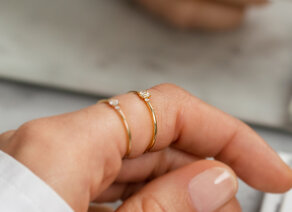 Bague de fiançailles Vivid Petite Emerald Cut en or jaune