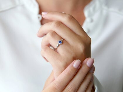 Bague de fiançailles Jolie en 9K or blanc avec saphir 0,25ct et diamants 0,06ct