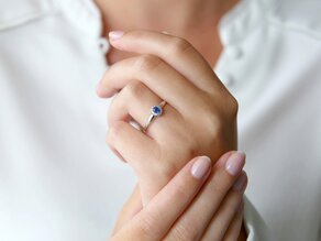 Bague de fiançailles Jolie en 9K or blanc avec saphir 0,25ct et diamants 0,06ct