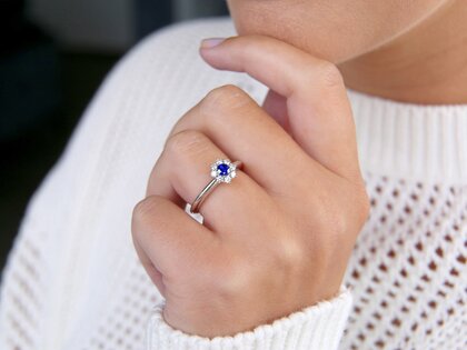 Bague de fiançailles Lovely dans 14K or blanc avec saphir 0,33ct et diamants 0,40ct