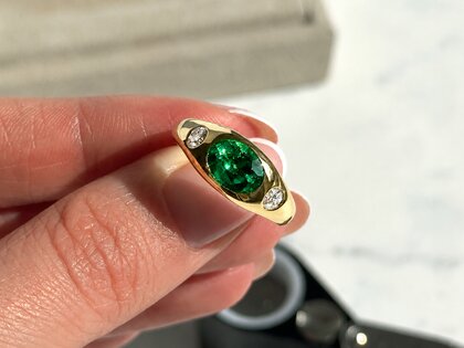 Bague de fiançailles Three-Stone Signet en 9K or blanc avec émeraude 1,35ct et diamants naturels 0,30ct