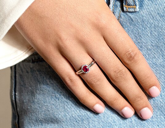Bague de fiançailles Windsor en 9K or blanc avec rubis 0,60ct et diamants 0,12ct