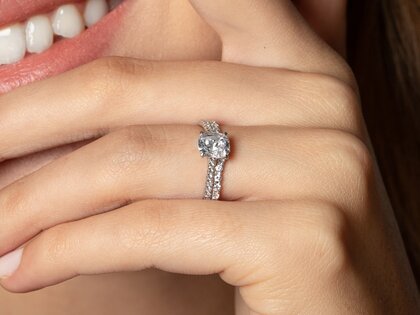 Bague de fiançailles Cushion Pavé en 14K or blanc avec diamants 1,22ct G/SI