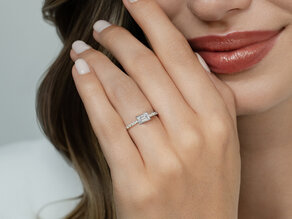 Bague de fiançailles Emerald-Cut dans 14K or blanc avec diamants 0,46ct G/VS