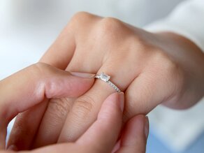 Bague de fiançailles Emerald-Cut dans 14K or blanc avec diamants 0,51ct G/VS