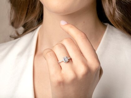Bague de fiançailles Emerald Halo Pavé en 14K or blanc avec diamants 0,75ct G/VS