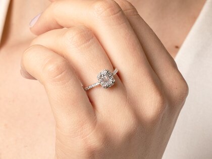 Bague de fiançailles Emerald Halo Pavé en 14K or blanc avec diamants 1,08ct G/VS