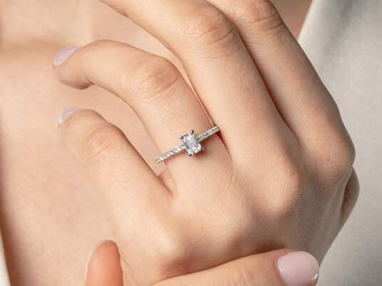 Bague de fiançailles Emerald Pavé en 14K or blanc avec diamants de laboratoire 1,82ct E/VS