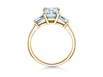 Bague de fiançailles Emerald Tapered Baguette en or jaune