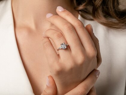 Bague de fiançailles Emerald Tapered Baguette