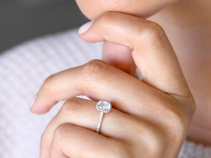 Bague de fiançailles Halo Cushion Pavé en 18K or blanc avec diamants 1,30ct G/SI