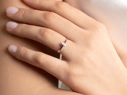 Bague de fiançailles Oval Cut en 9K or jaune avec diamant 0,25ct