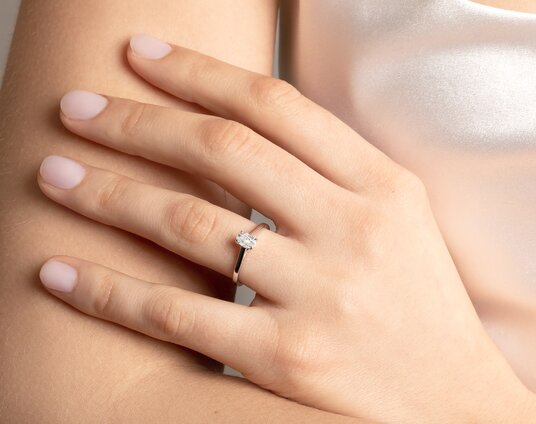 Bague de fiançailles Oval Cut en 14K or blanc avec diamant de laboratoire 1,00ct E/VS