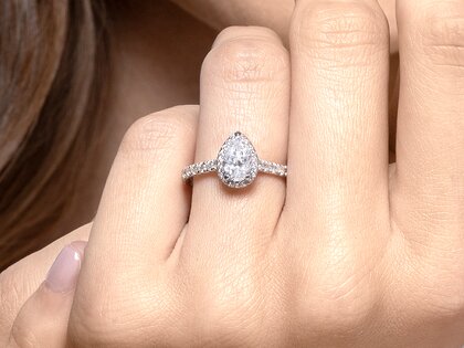 Bague de fiançailles Pear Halo Pavé en 9K or blanc avec diamants 0,58ct G/SI