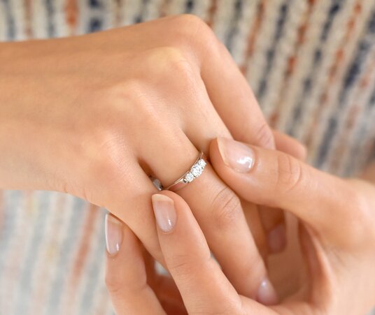 Bague de fiançailles 3 Stones en 9K or blanc avec diamants de laboratoire 0,40ct