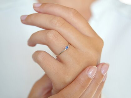 Bague de fiançailles  en 9K or blanc avec saphir 0,08ct et diamants 0,02ct
