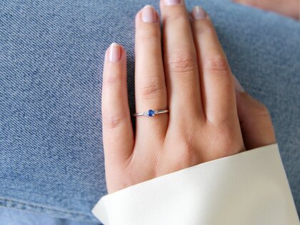 Bague de fiançailles Vivid Petite en 14K or blanc avec saphir 0,16ct et diamants 0,04ct