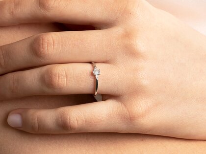 Bague de fiançailles Vivid Petite Emerald Cut en or rose