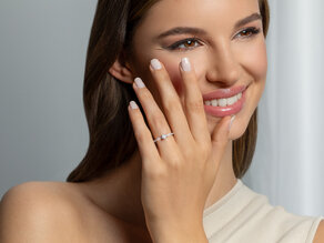 Bague de fiançailles Classic 4 Pavé en 9K or jaune avec diamants de laboratoire 0,56ct E/VS