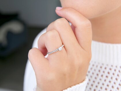 Bague de fiançailles Classic Loop en 18K or blanc avec diamant 0,15ct H/SI