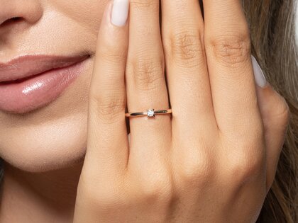 Bague de fiançailles Modern Petite dans 14K or rose avec diamant 0,05ct G/SI
