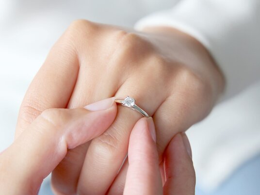 Bague de fiançailles Romance en 9K or blanc avec diamant de laboratoire 2,00ct