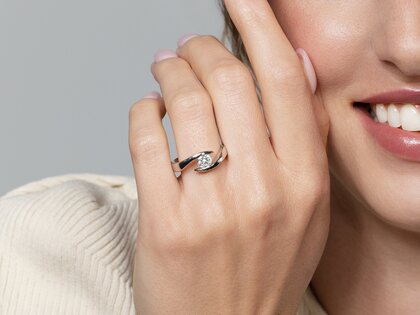 Bague de fiançailles Twist en 9K or blanc avec diamant 0,75ct H/SI
