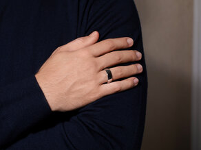 Bague pour homme Modern 8mm dans 14K or blanc polie